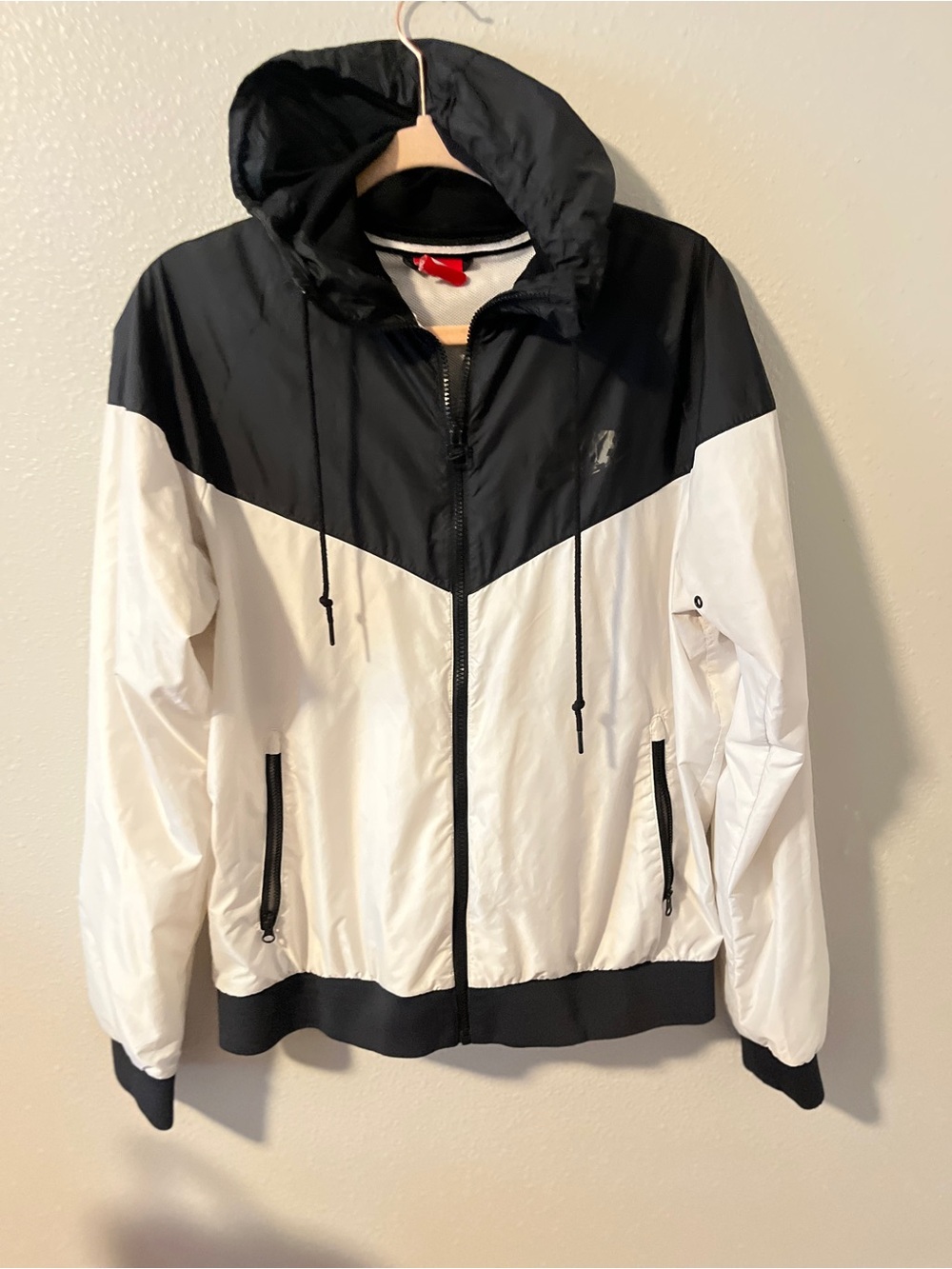 Nike size M Men's Black & White Hooded Windbreaker Jacket